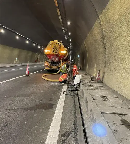 通河隧道排水渠清淤